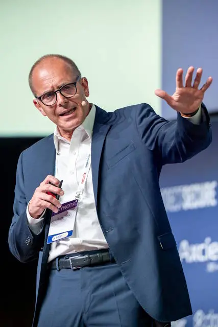 Tipica espressione di Andrea Veca mentre fa uno speech